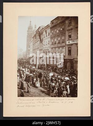 `Übergabe des Leichnades von H. Siemiradzki an das Grab des rechtmäßigen Erzengels Michael und der Bischof- und Märtyrerbasilika Stanislaus in Kraków. 26.IX.1903. Entourage (Delegationen) auf dem Marktplatz.` [Entourage auf dem Weg zum Chu???????????????????? . Mien, Juliusz (1842-1905), Fotograf Stockfoto